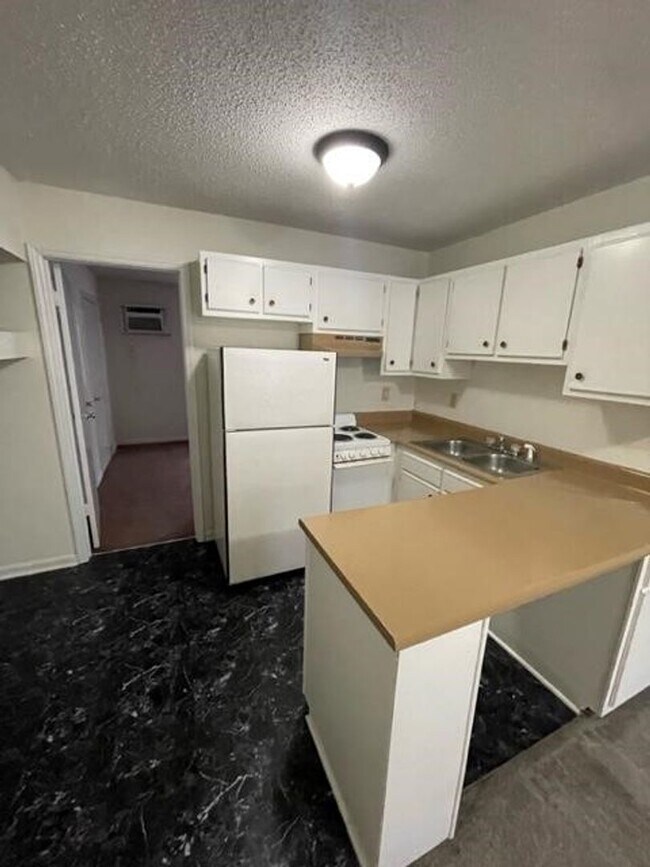 Building Photo - Check out this great unit in a great building!! Many to chose from!!