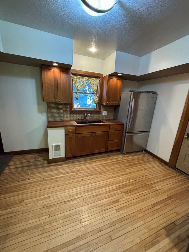 Foto del edificio - Single Family Home in Bryn Mawr/Harrison - Updated Kitchen + Dishwasher!