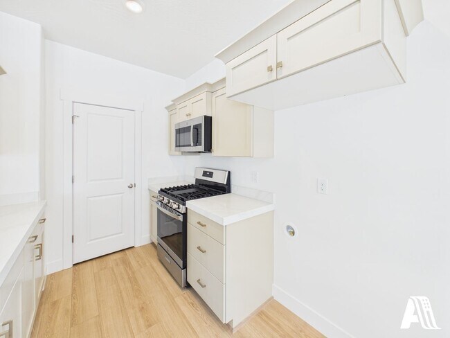 Building Photo - 453 E 650 N