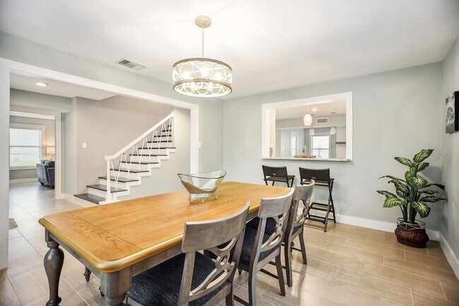 Building Photo - 8 Las Brisas Pl