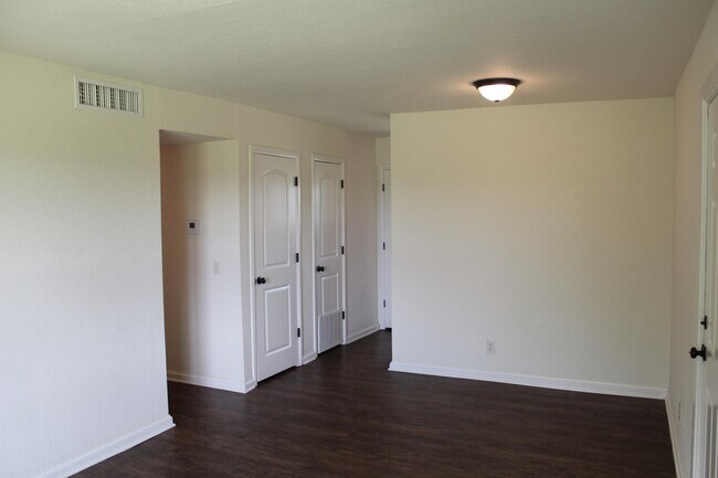 Building Photo - 801 N Willie L Miner Ave