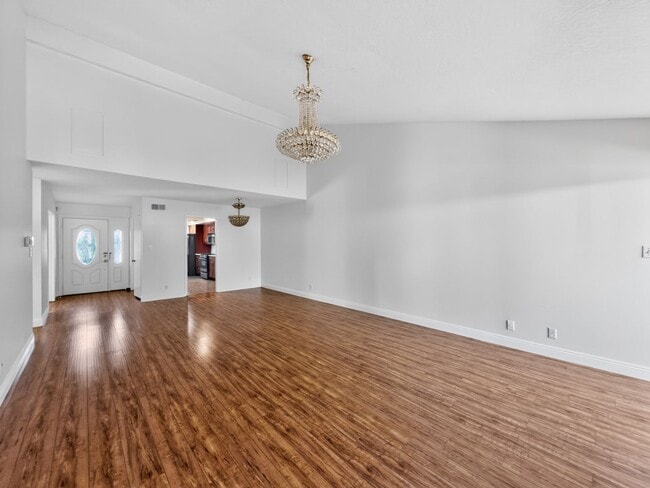 Foto del edificio - Remodeled, Single-Level, End-Unit Condo in Irvine