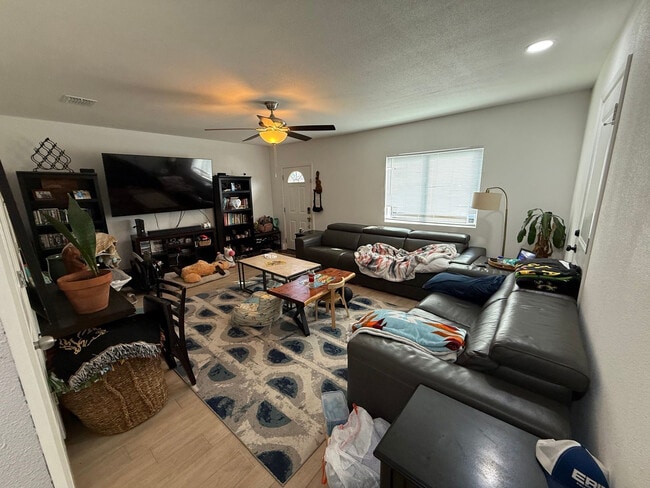 Foto del edificio - Room in House on Southwest Dr