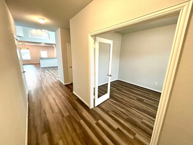 Foto del edificio - **APPLICATION RECEIVED** Amazing Two-Story...
