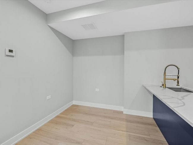 Foto del edificio - 2818 W Fletcher St