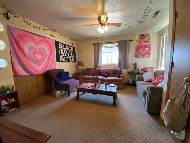 Building Photo - $995 | 2 Bedroom, 1 Bathroom Apartment | N...