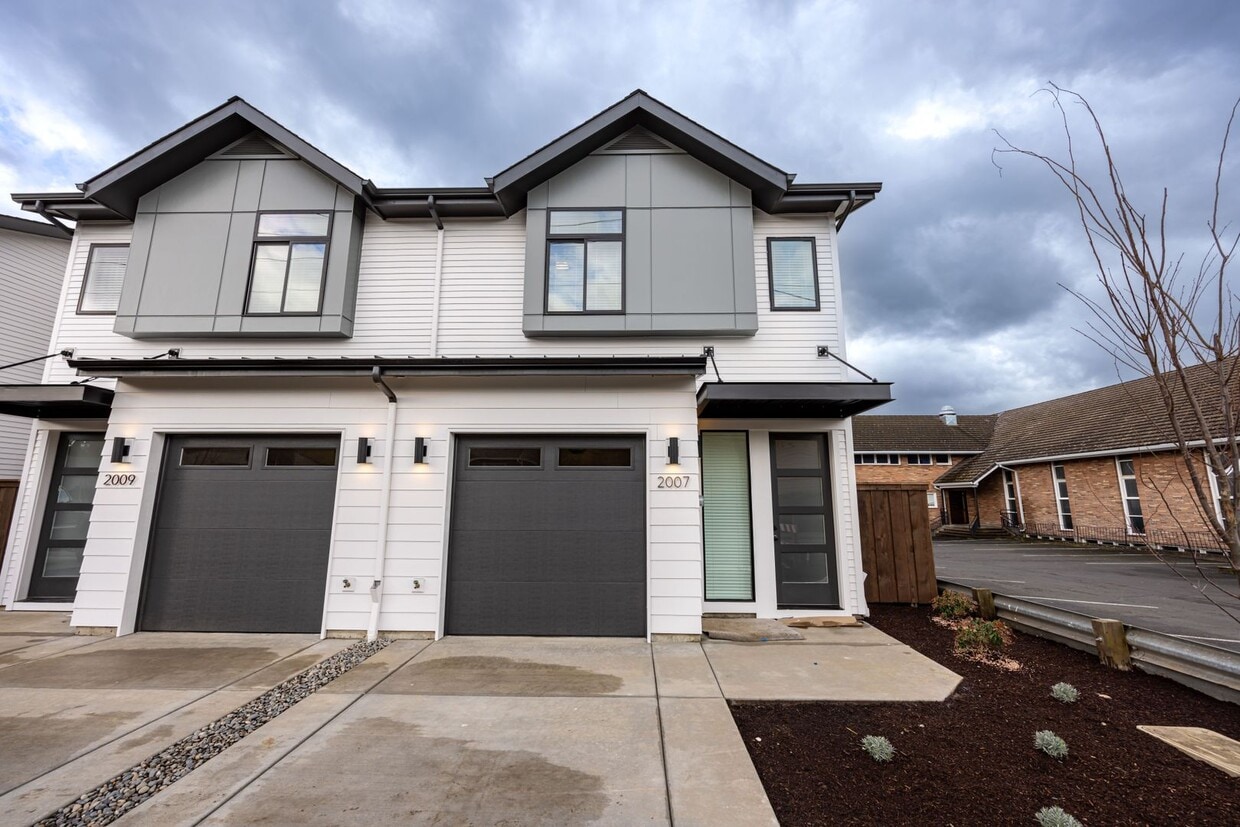 Built in 2024 - 3 bedroom with loft/office & AC - Built in 2024 - 3 bedroom with loft/office & AC