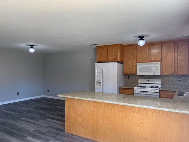 Foto del edificio - Four Bedrooms In Diamond Springs