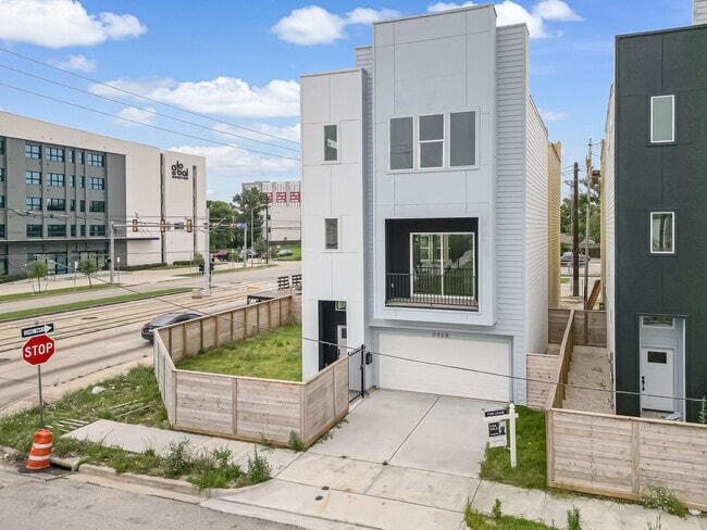 Building Photo - 3468 Bremond St