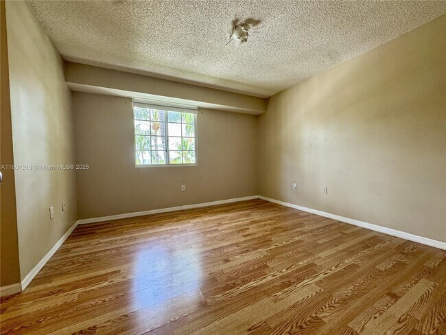 Foto del edificio - 2801 NE 185th St