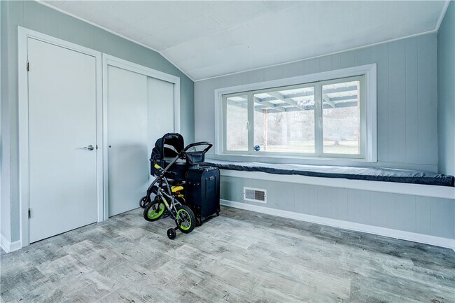 Foto del edificio - 889 Long Pond Rd