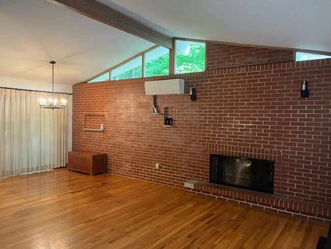 Foto del edificio - Charming 4 Bed 2.5 Bath Home With Nice Wooded Back Yard!