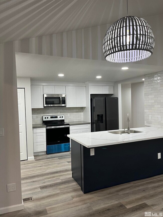 Building Photo - 6900 Sunkist Dr