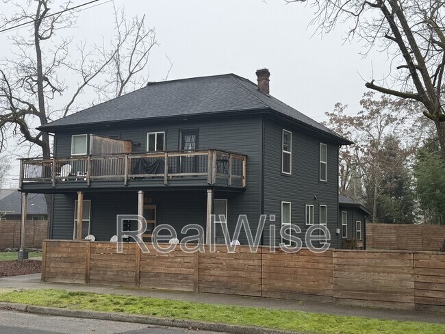 Building Photo - 509 NW C St