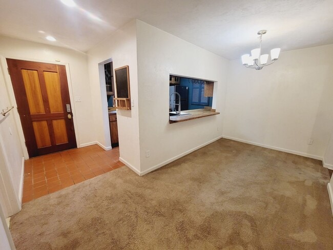 Foto del edificio - MIDTOWN 2/2.5 w/ Large Fenced Yard, Deck, Washer/Dryer, & Huge Bedrooms! Avail NOW for $1495/month!