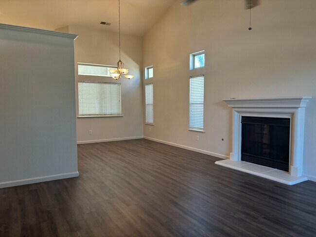 Building Photo - NE Fresno home  - Clovis Schools, near shopping & FWY 168!