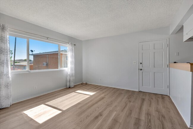 Building Photo - 517 S Arizona Ave