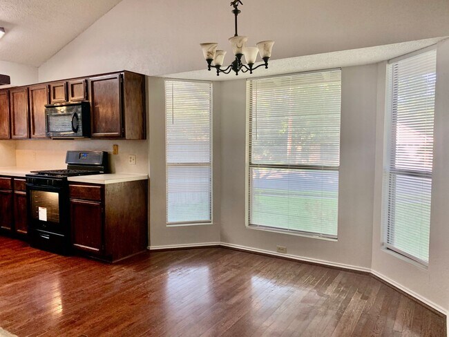 Building Photo - 3 bedroom Home - Large fenced yard - Shade...