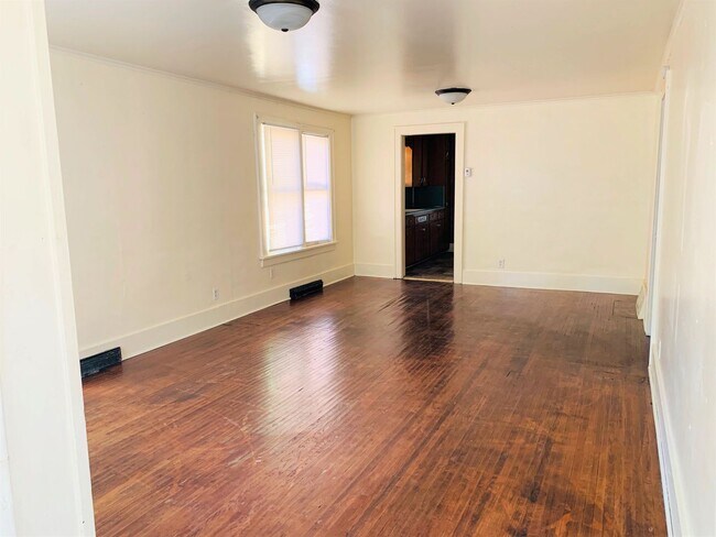 Building Photo - 216 W 12th