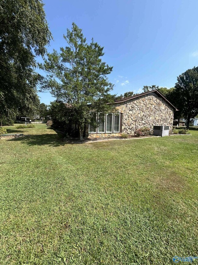 Building Photo - 17835 Oakdale Rd