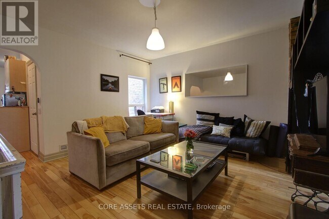 Photo du bâtiment - 1012 Ossington Ave