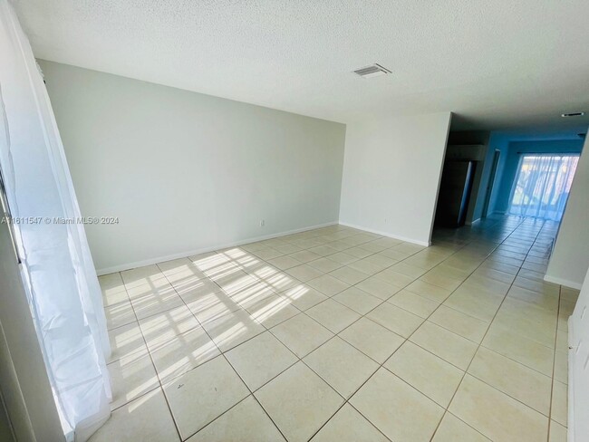 Building Photo - 4503 SE Ontario Dr