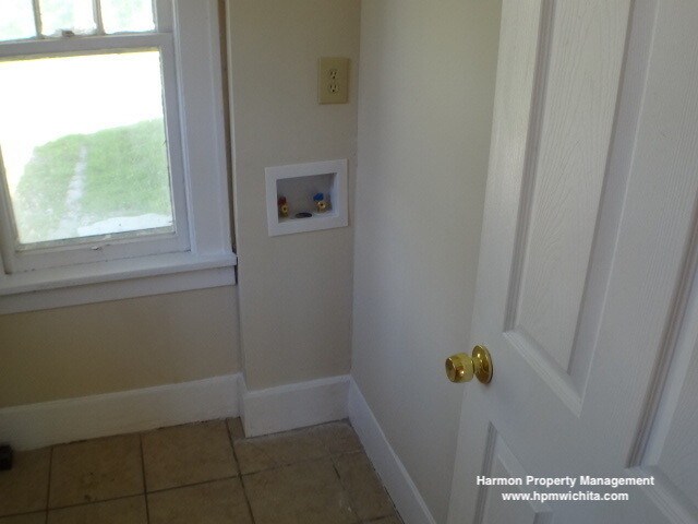 Building Photo - 3 Bed 1 Bath Home Near Riverside & 2nd St ...