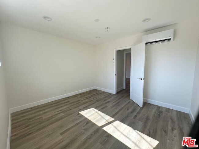 Building Photo - 1462 S Wooster St