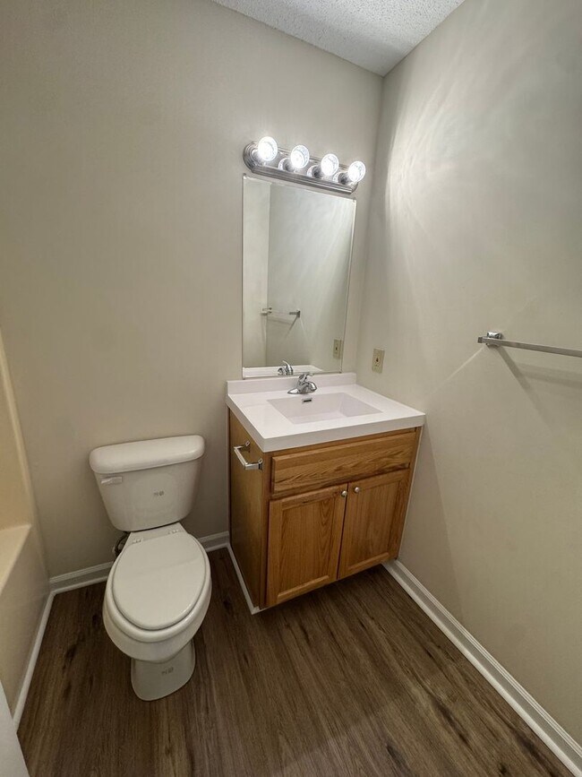 Foto del edificio - Located in Creedmoor.  Completely remodeled three bedroom house