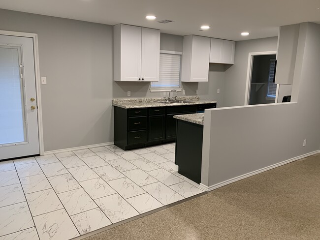 Kitchen & Breakfast - 120 Oak Hill Dr
