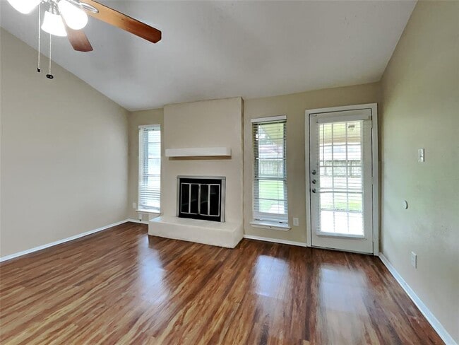 Foto del edificio - 16231 Cypress Point Dr
