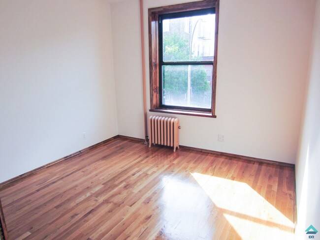 Building Photo - 472 41st St