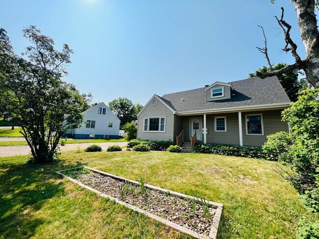 Building Photo - AVAILABLE JUNE - 7 Bed 3 Bath Tons of Space