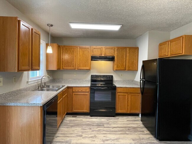Foto del edificio - SW Updated Home - Wood Laminate Flooring, Front Porch & Deck!