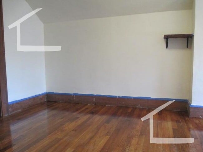 Building Photo - Nice 4 bed in Oak Square