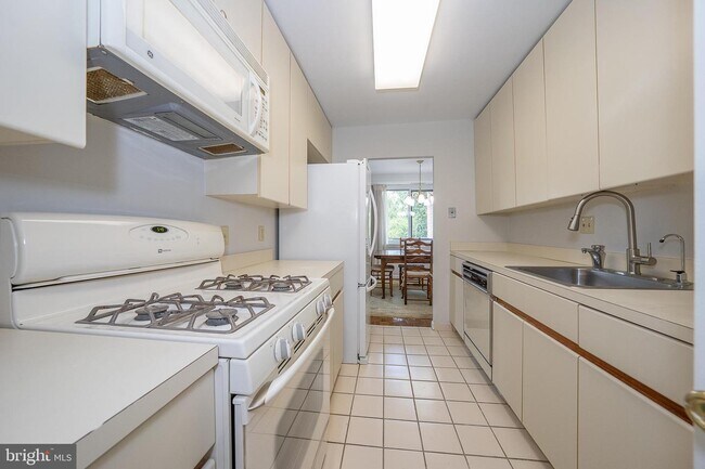 Building Photo - 1637 Oakwood Dr