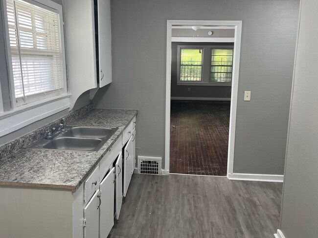 Building Photo - 4242 Flora Ave