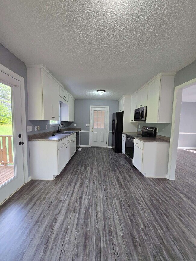 Foto del edificio - Fenced in 4 Bed /2 Bath House in Ringgold