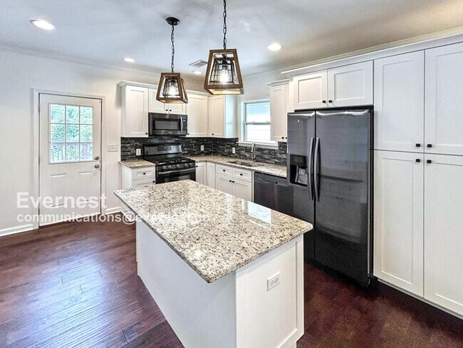 Building Photo - Charming 3 bed, 2 bath 1930s Bungalow for ...