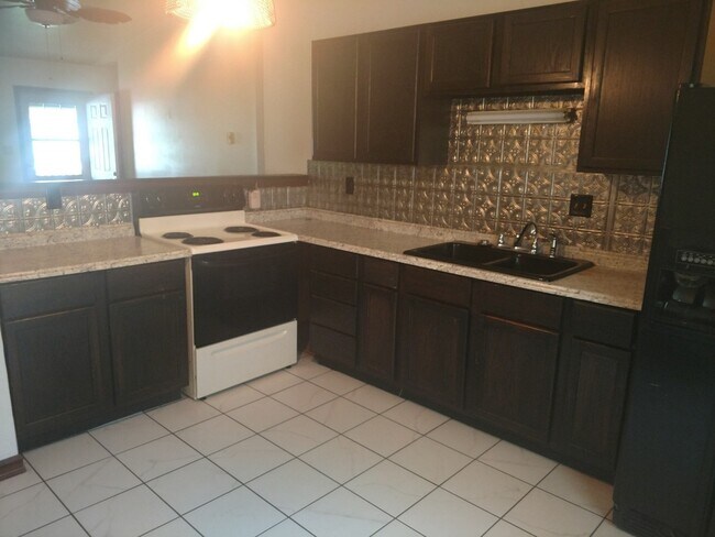 Foto del edificio - 3 Bedroom with Huge Fenced Back yard