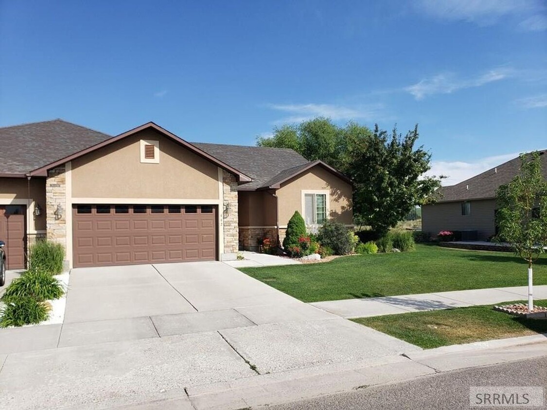 Primary Photo - 3 bed 2 bath twin home located in Stonebri...