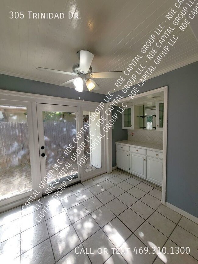 Foto del edificio - Generously sized 2 bed/1bath duplex AVAILA...
