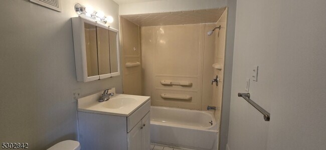 Foto del edificio - 28 Cedarhurst Ave