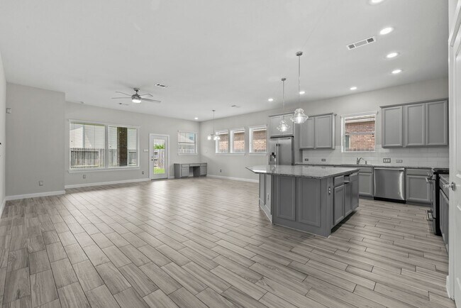 Building Photo - Come visit this beautiful home in the gate...