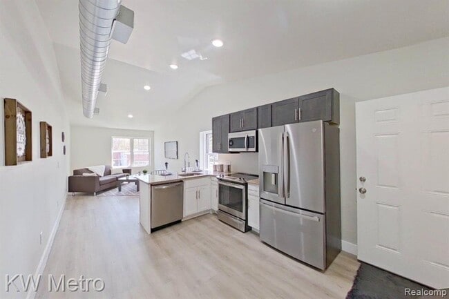 Building Photo - 695 Livernois St