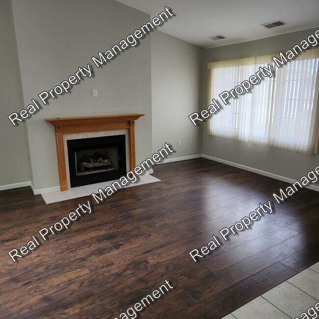 Foto del edificio - Three Bedroom Crown Point Duplex