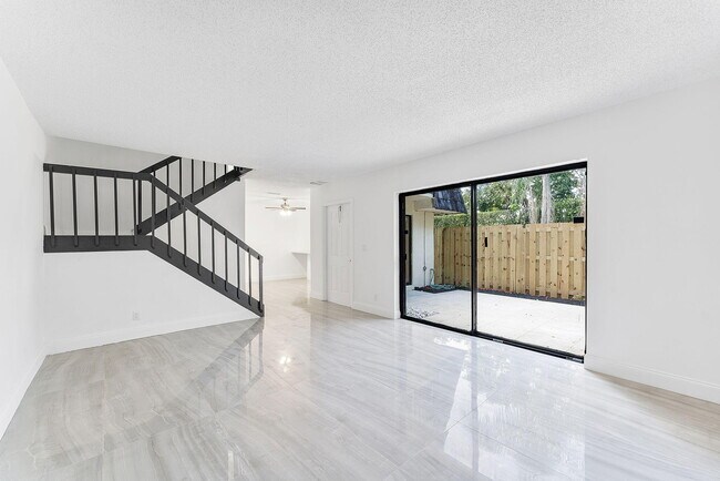 Foto del edificio - 1624 Forest Lakes Cir