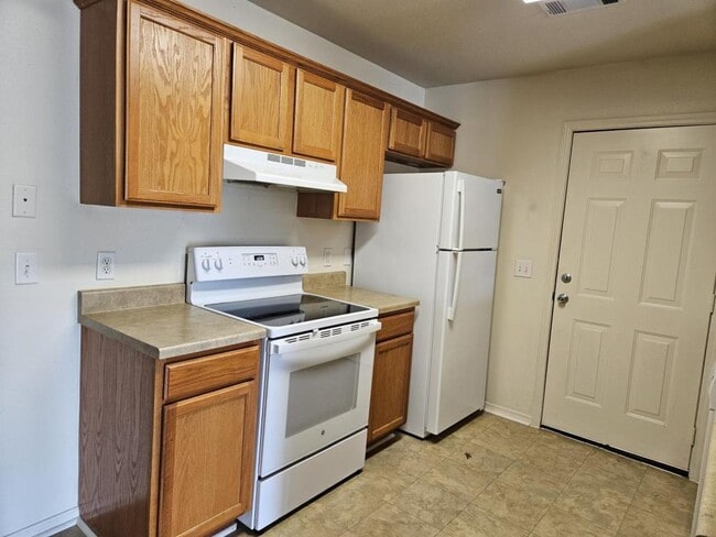 Building Photo - 1390 W Red Oak St