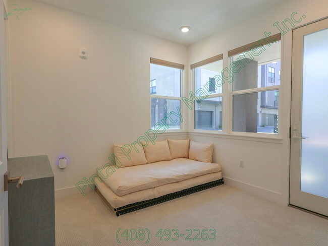 Building Photo - 1107 Artemisia Ter
