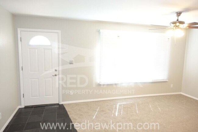 Building Photo - Freshly Painted Three Bedroom, Two Bathroo...